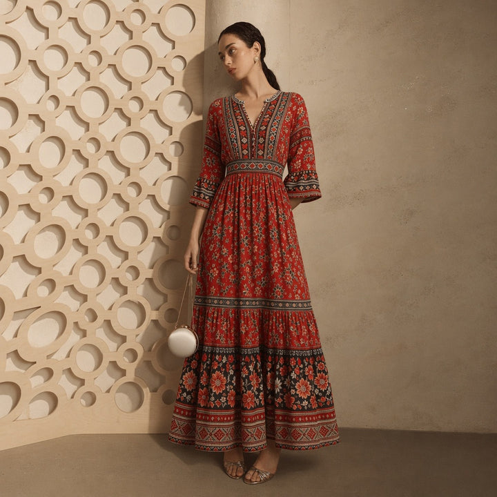 Damen langes Boho-Maxi-Kleid mit V-Ausschnitt geraffter Taille und mehrlagigem Stufenrock – Valéora