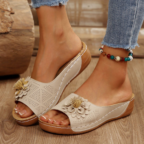 Damen Perforierte Keil-Sandalen als Slip-On mit Blumenapplikation und gepolstertem Fußbett – Sorelia