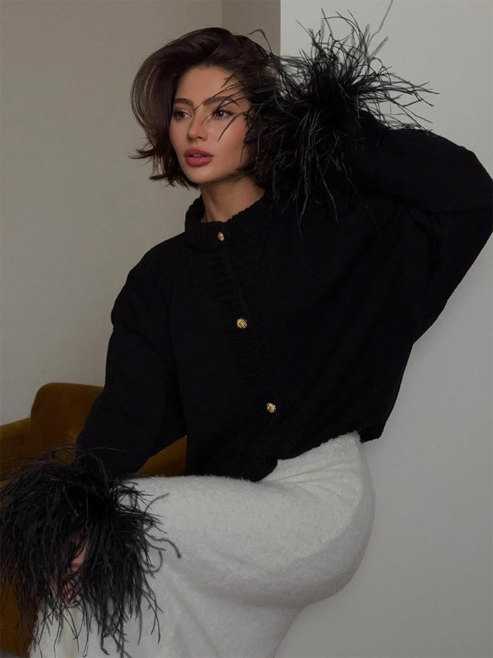 Damen Strickcardigan mit Federbesatz an Ärmelbündchen und goldenen Zierknöpfen Echoarchiv