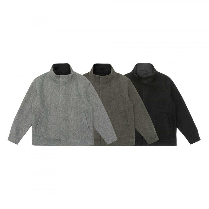 Herren Kurz geschnittene Wollmix‑Blousonjacke mit Stehkragen, verdeckter Knopfleiste und schlichter Silhouette Echo Archiv