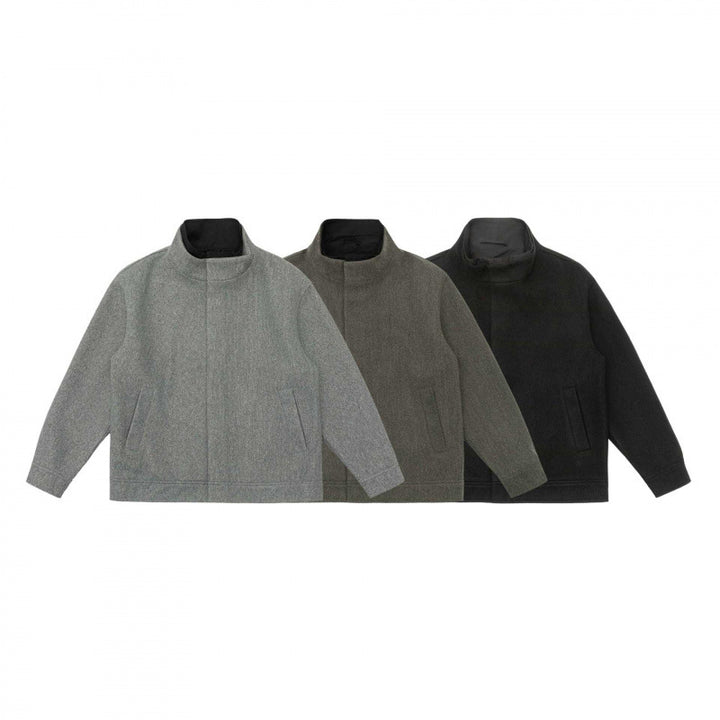Herren Kurz geschnittene Wollmix‑Blousonjacke mit Stehkragen, verdeckter Knopfleiste und schlichter Silhouette Echo Archiv