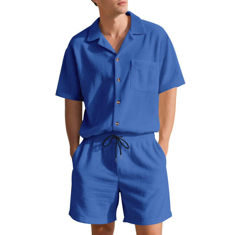 Herren lässiges Sommer-Outfit mit kurzärmeliger Hemdbluse und Shorts Echoarchiv