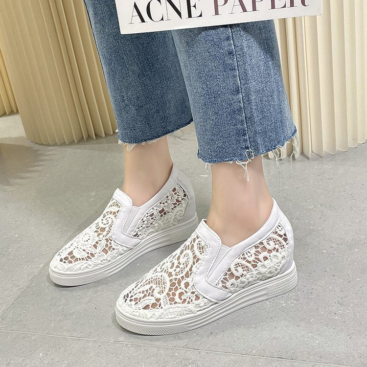 Damen Slip-On Keil-Sneaker mit Spitzen-Obermaterial – Névara