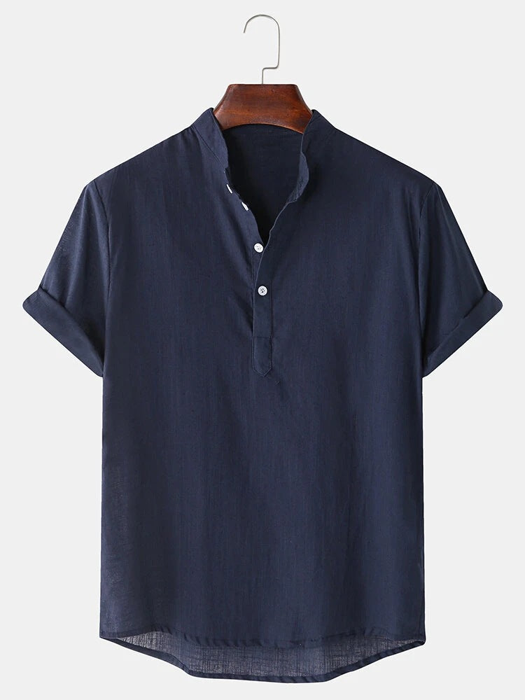 Herren Kurzarmhemd mit innovativem Henley-Ausschnitt und fließendem Material Echoarchiv