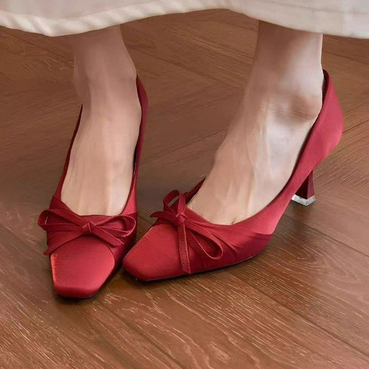 Damen Satin-Pumps mit quadratischer Zehenbox und Schleifen-Detail – Lioré