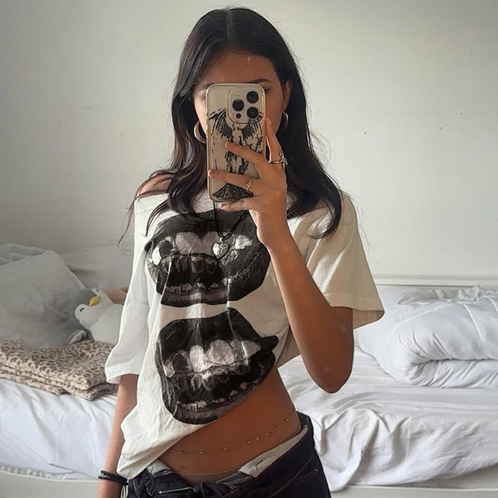 Damen lässiges T-Shirt mit glänzendem Kreuzdesign und großzügigem Ausschnitt Echo Archiv