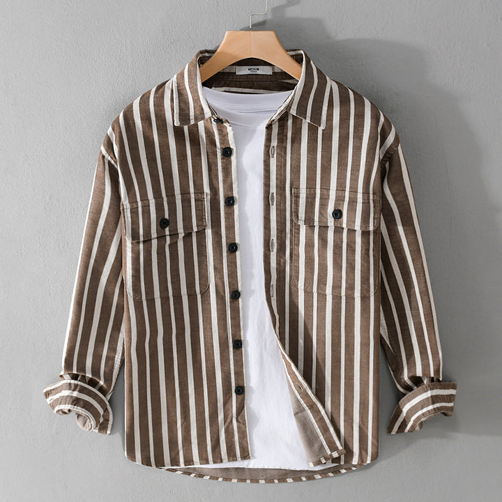 Herren Hemdjacke mit vertikalen Streifen, aufgesetzten Brusttaschen und leichter Baumwollstruktur Echoarchiv