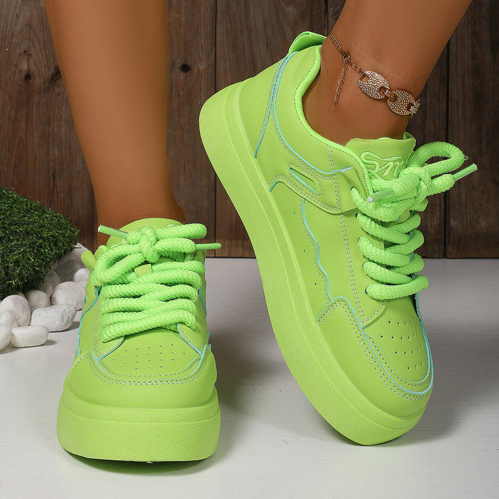 Damen Plateau-Sneaker mit dicker Laufsohle, übergroßen Schnürsenkeln und gepolstertem Knöchelbereich – Névara