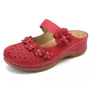 Damen Blumenverzierte Komfort-Pantolette mit Lochmuster, verstellbarem Klettriemen und gepolstertem Fußbett – Sorelia
