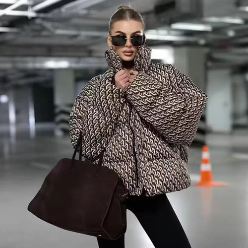 Damen Gemusterte Steppjacke mit hohem Stehkragen und leichter Daunenoptik Echoarchiv