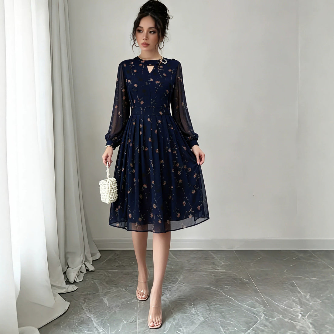 Damen Chiffon-Midikleid mit plissiertem Rock, transparenten Ärmeln und Zierbrosche – Élara