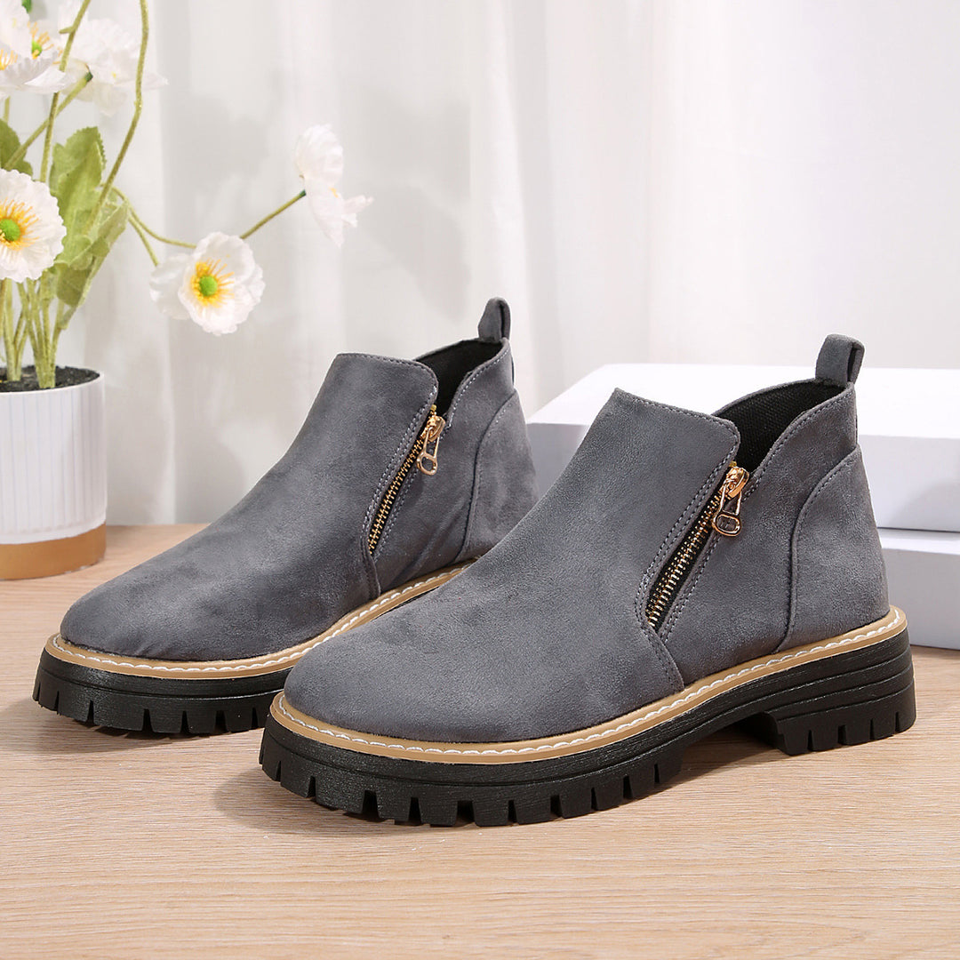 Damen Kurzschaft-Stiefelette aus Velourslederoptik mit profilierter Gummisohle und seitlichem Reißverschluss – Varelle