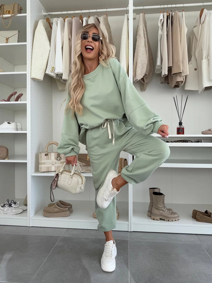 Damen Oversized Loungewear-Set aus weich angerautem Sweat mit Kordelzug-Jogginghose und relaxed Pullover – Élanora