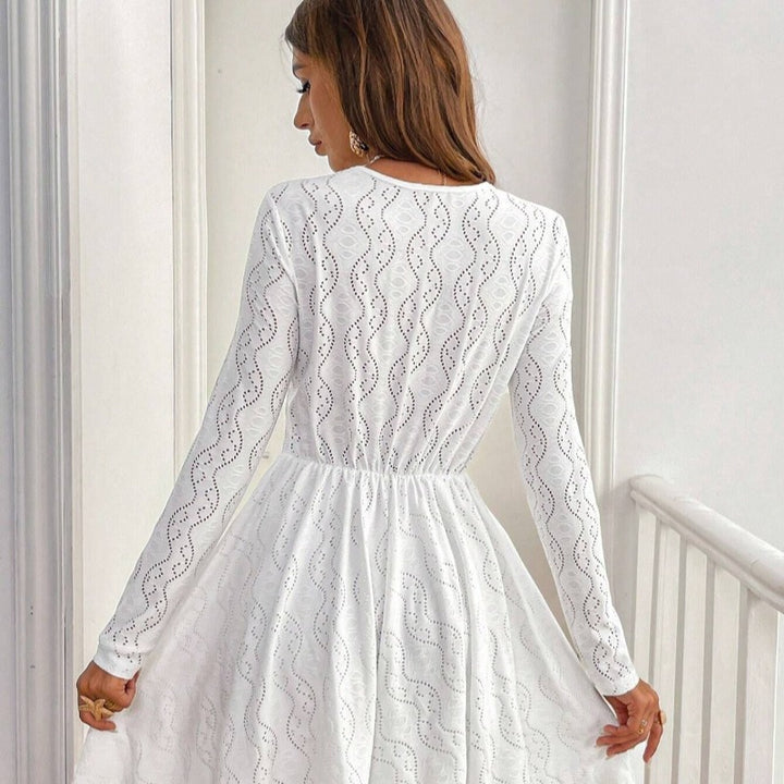 Damen Spitzenkleid mit raffiniertem V-Ausschnitt und eleganten langen Ärmeln Echo Archiv