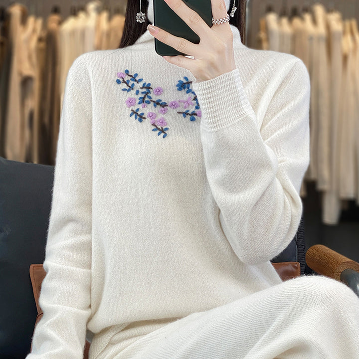 Damen Kaschmir‑Optik Rollkragenpullover mit zarter Blumenstickerei am Brustbereich Echoarchiv