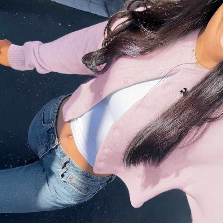 Damen kurzes Feinstrick-Cardigan mit Rundhalsausschnitt, durchgehender Knopfleiste und gesticktem Pferde-Logo – Veloura