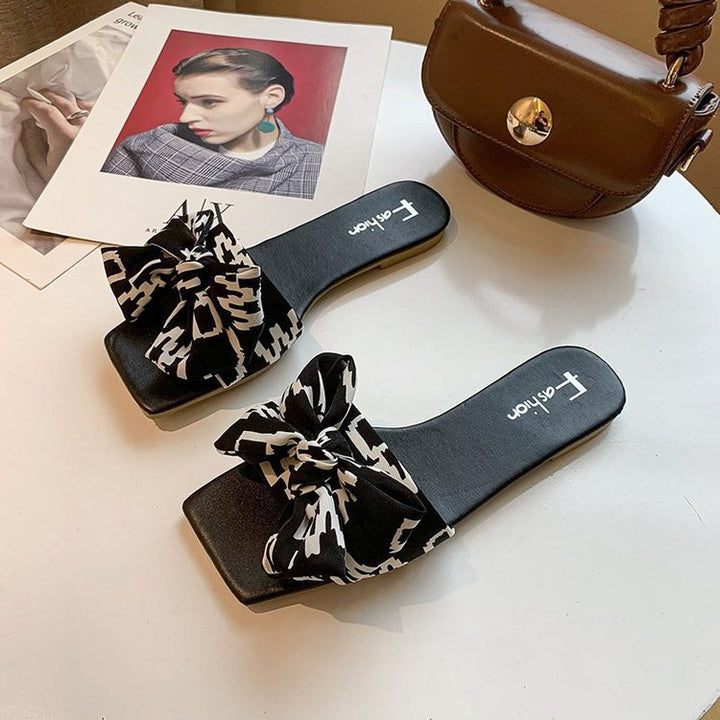 Damen Flache Riemen-Slides mit großem Stoffknoten und quadratischer Zehenpartie – Sorelia