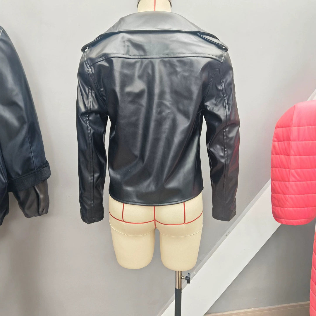 Damen nan figurbetonte Bikerjacke aus Kunstleder mit asymmetrischem Reißverschluss und aufgesetzter Klappentasche Echo Archiv