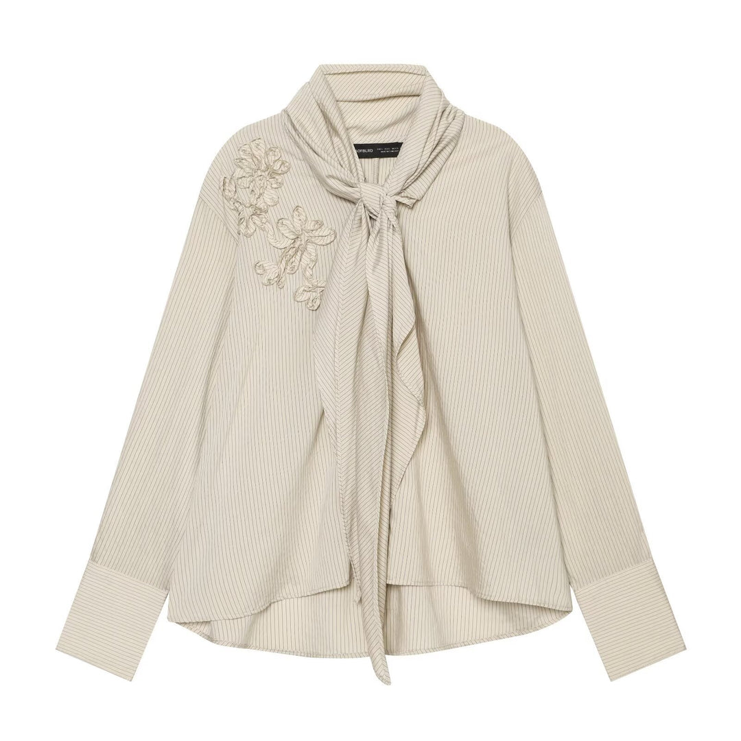 Damen Bluse mit Halstuchkragen, feinem Nadelstreifen und floraler Applikation Echoarchiv