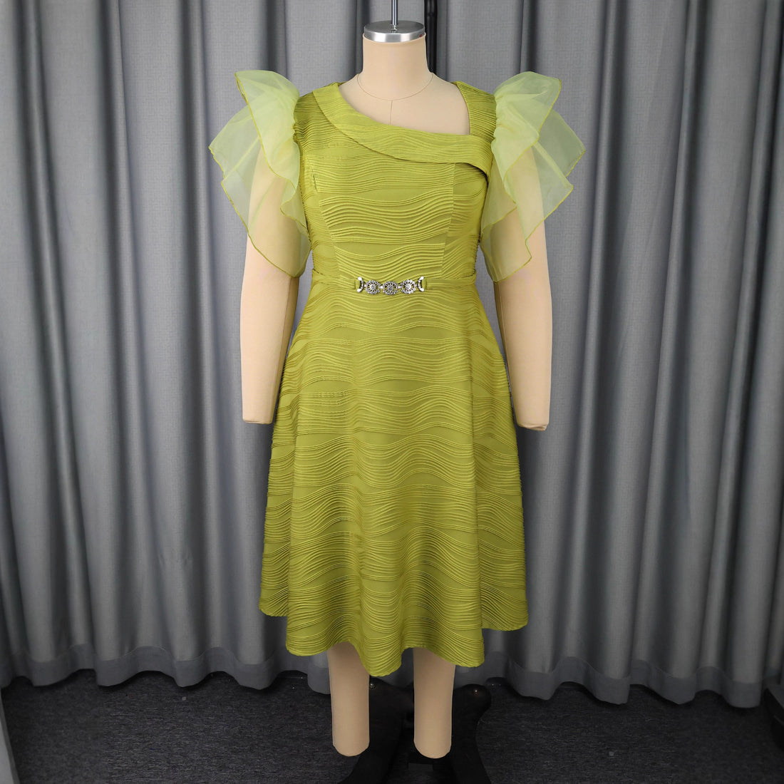 Damen Elegantes Abendkleid mit schimmernden Rüschendetails – Élara