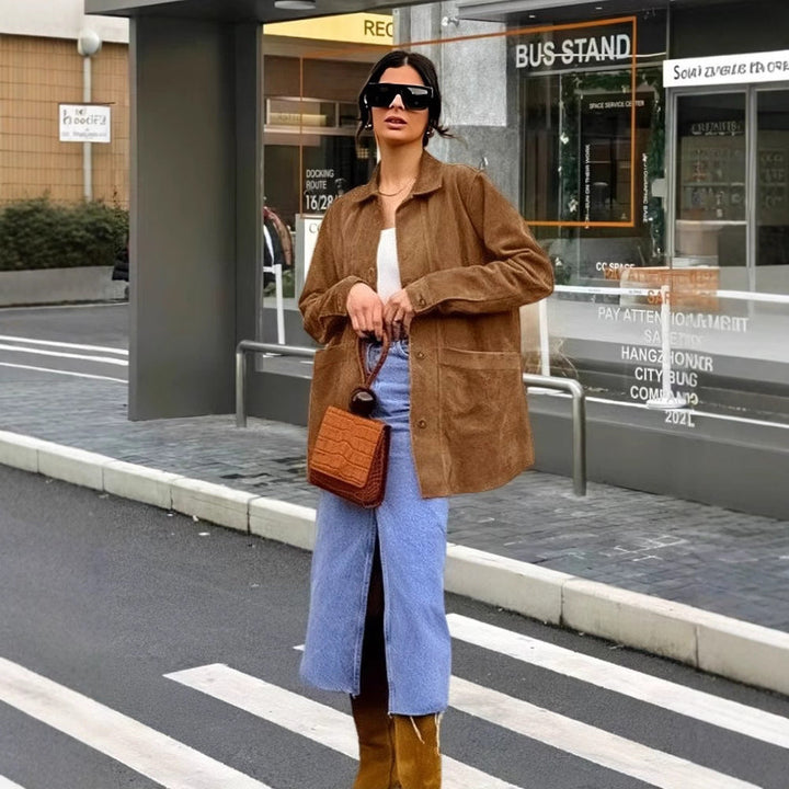 Damen Weiche Wildlederjacke mit Praktischen Aufgesetzten Taschen und Elegantem Schnitt Echoarchiv