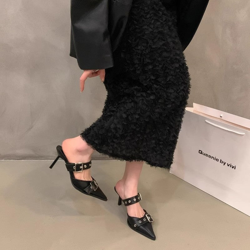 Damen Spitz zulaufende Mule‑Pantoletten mit doppeltem Schnallenriemen, Ösen‑Detail und niedrigem Kitten‑Absatz – Lioré