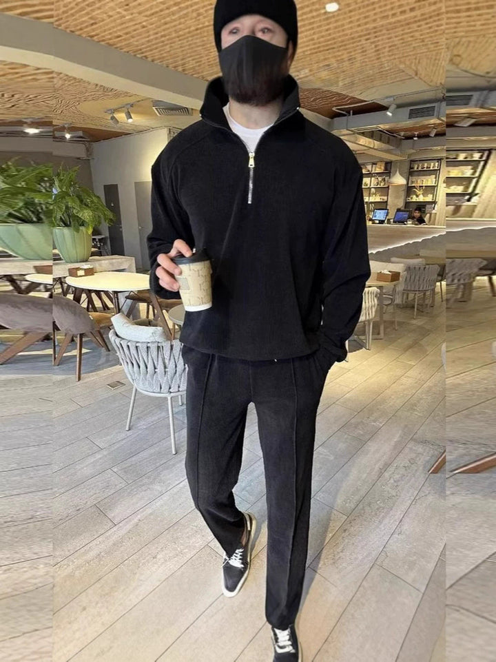 Herren sportliches Fleece-Outfit mit halbem Reißverschluss Echoarchiv