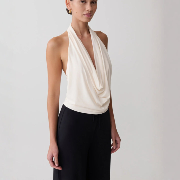 Damen Elegantes Halterneck-Top mit fließendem Stoff und tiefem Ausschnitt Echo Archiv