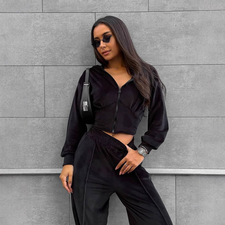 Damen kurzes Kapuzen-Cropped Zip-Sweatshirt mit tailliertem Brustsaum und weiter Velours-Loungehose mit elastischem Bund – Auréline