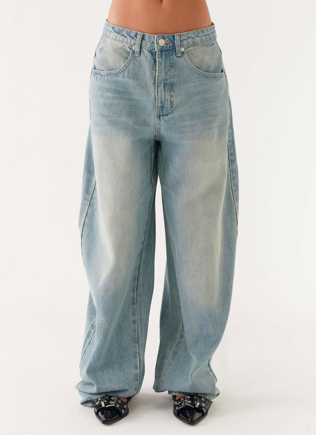 Damen nan oversized Denimjacke mit heller Vintage-Waschung, aufgesetzten Brusttaschen und verlängerten Manschetten Echo Archiv