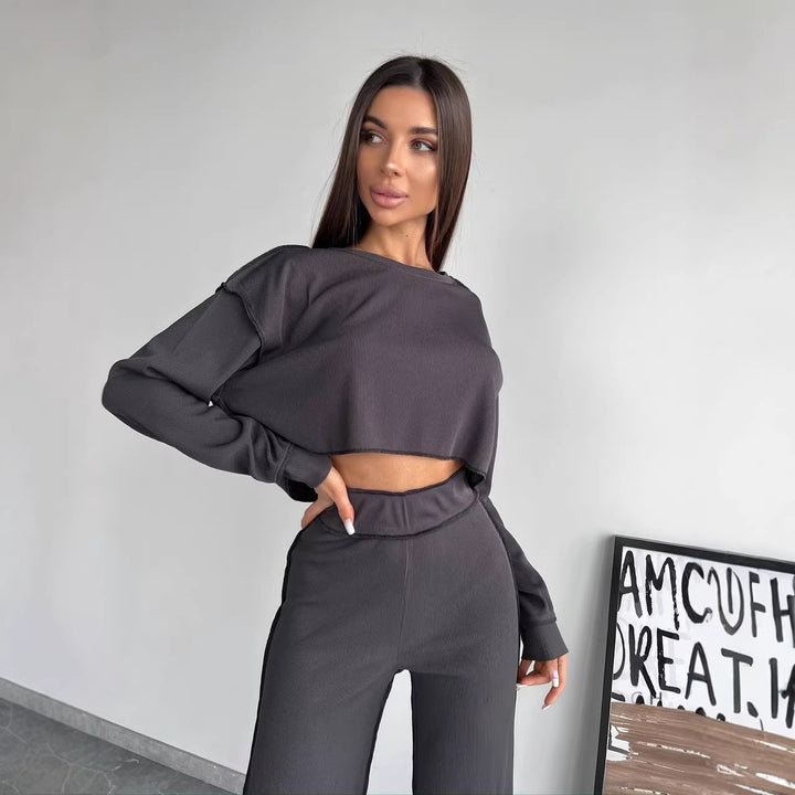 Damen Cropped Oversized-Sweatshirt mit Overlocknähten und High-Waist ausgestellter Hose Set – Avérine