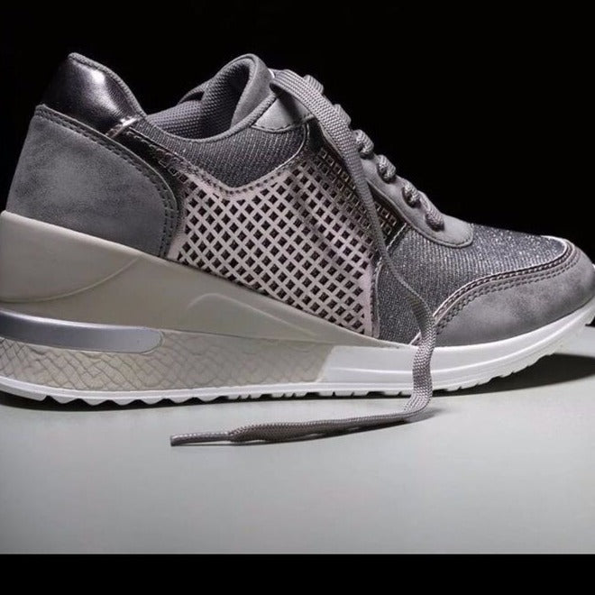 Damen Casual-Keil-Sneaker mit diskretem Lift, atmungsaktivem Rautenmesh und Veloursapplikationen – Névara