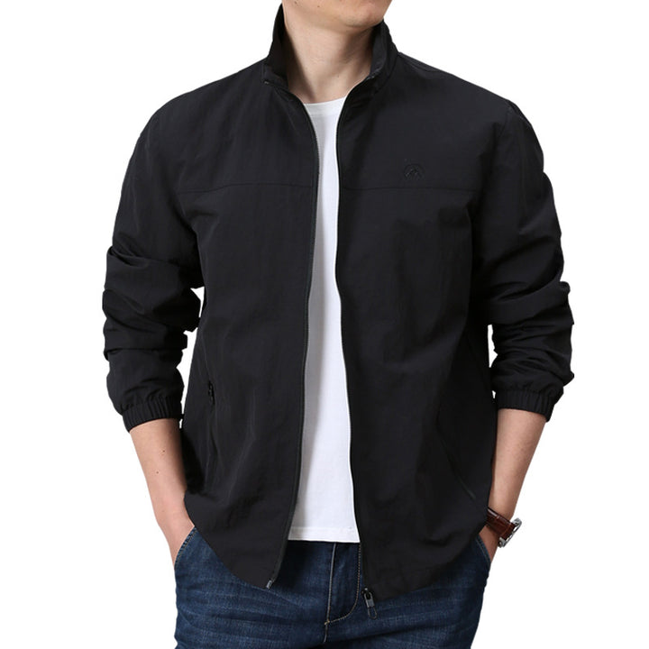 Herren Leichte urbane Windjacke mit Stehkragen, elastischen Bündchen und seitlichen Reißverschlusstaschen Echo Archiv