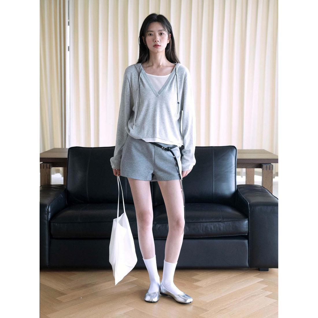Damen Feinstrick-Sweatshirt mit tiefem V-Ausschnitt und Kapuzenzug Echoarchiv