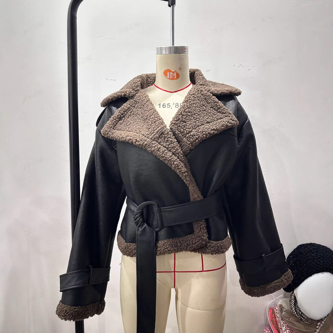 Damen Kurz geschnittene Fliegerjacke aus Lederoptik mit Teddyfutter und Taillengürtel Echo Archiv