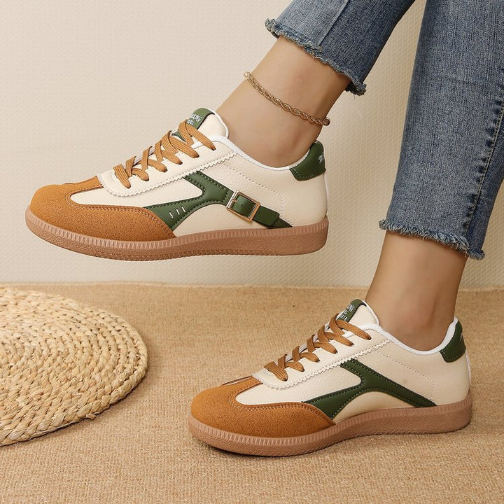 Damen Retro-Plateau-Sneaker mit Wildlederapplikationen und dekorativer Schnallenlasche – Névara