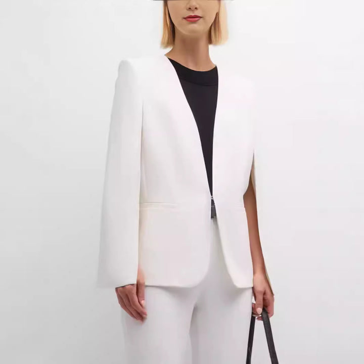 Damen Elegantes Cape‑Blazer‑Set mit offenem Ärmelschlitz und schmaler Anzughose Echoarchiv