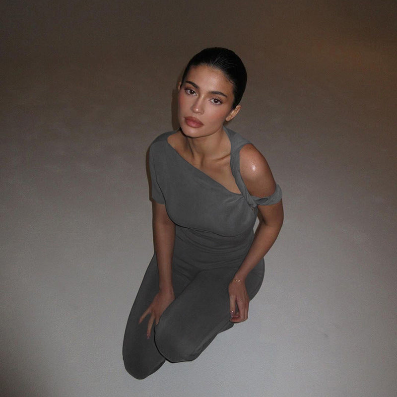 Damen Figurbetontes Jumpsuit mit asymmetrischem Schnitt und eleganter Schulterbetonung Echo Archiv