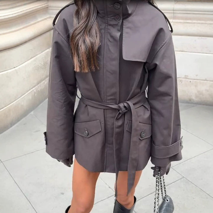 Damen Kurze Taillierte Trenchjacke mit Stehkragen, Pattentaschen und Bindegürtel Echoarchiv