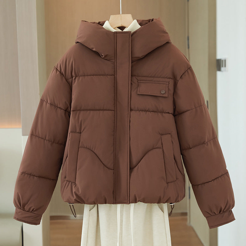 Damen kurzes wattiertes Kapuzenblouson mit verdeckter Frontblende, Brustpattentasche und verstellbarem Kordelsaum – Célinea