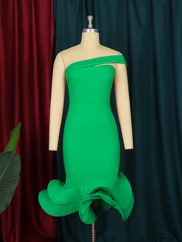 Damen elegantes Cocktailkleid mit asymmetrischem Ausschnitt und voluminösem Saum Echo Archiv