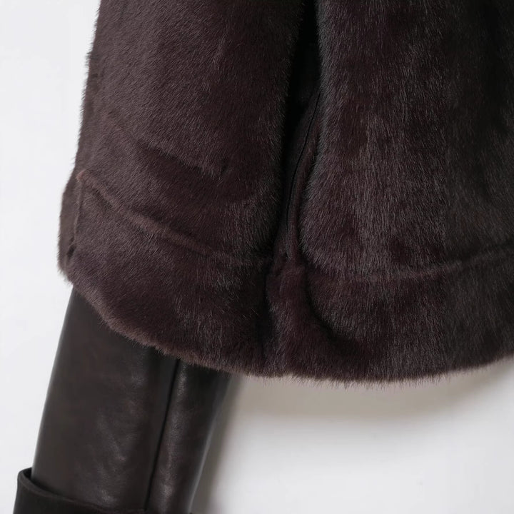 Damen Kurze Lammfelljacke im Vintage-Look mit hohem Stehkragen und aufgesetzten Taschen Echoarchiv