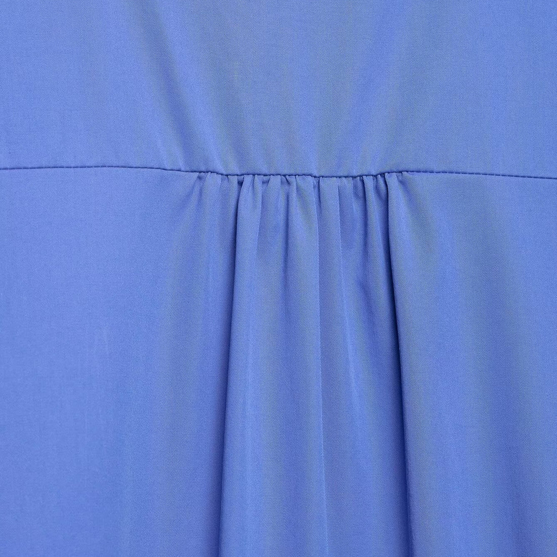 Damen weites Blusenshirt mit Ballonärmeln, Rundhalsausschnitt und kurzem Frontreißverschluss Echoarchiv