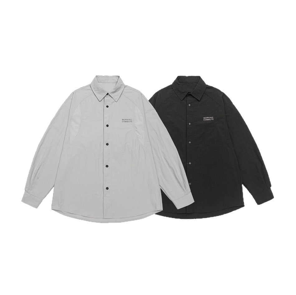 Unisex Lockeres Coach-Shirtjacke mit Kentkragen, Druckknopfleiste und minimalem Brustprint Echoarchiv
