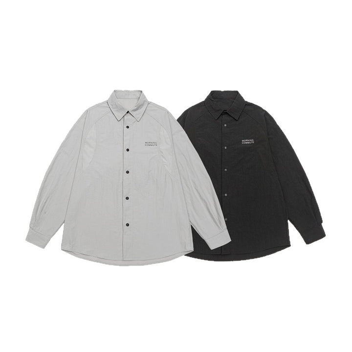 Unisex Lockeres Coach-Shirtjacke mit Kentkragen, Druckknopfleiste und minimalem Brustprint Echoarchiv