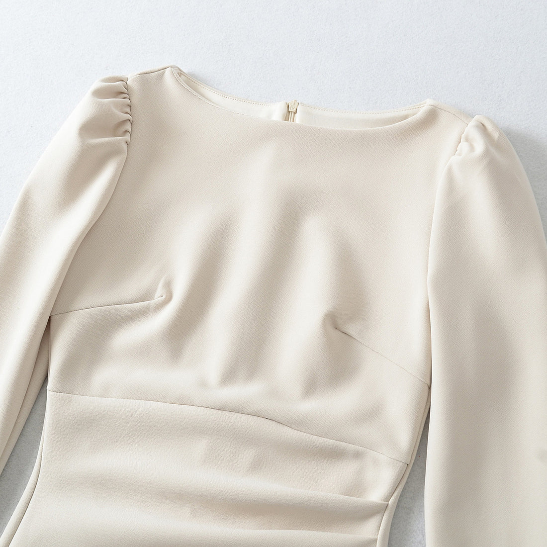 Damen Figurbetontes Midikleid mit geraffter Wickeloptik und langen Ärmeln Echoarchiv