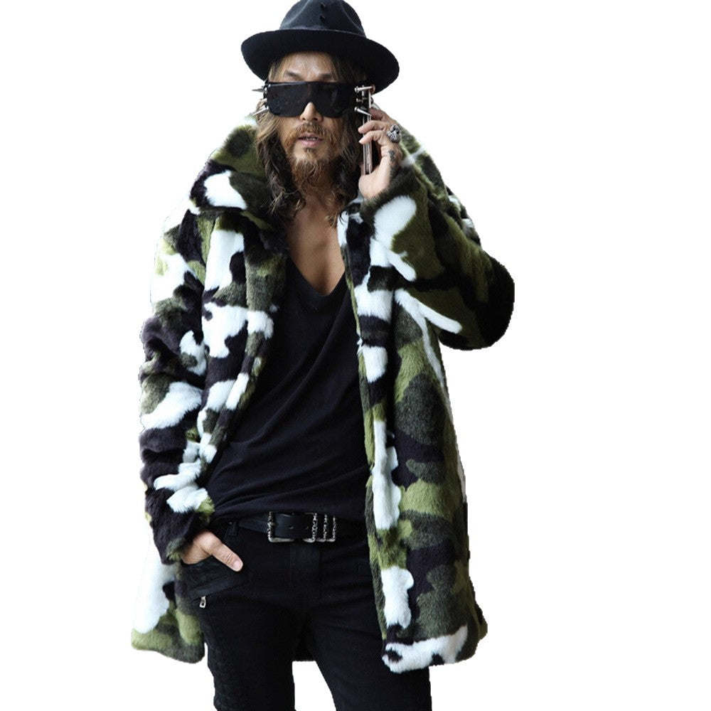 Herren Camouflage-Kunstpelz-Mantel mit langem Schnitt und Oversize-Silhouette Echo Archiv