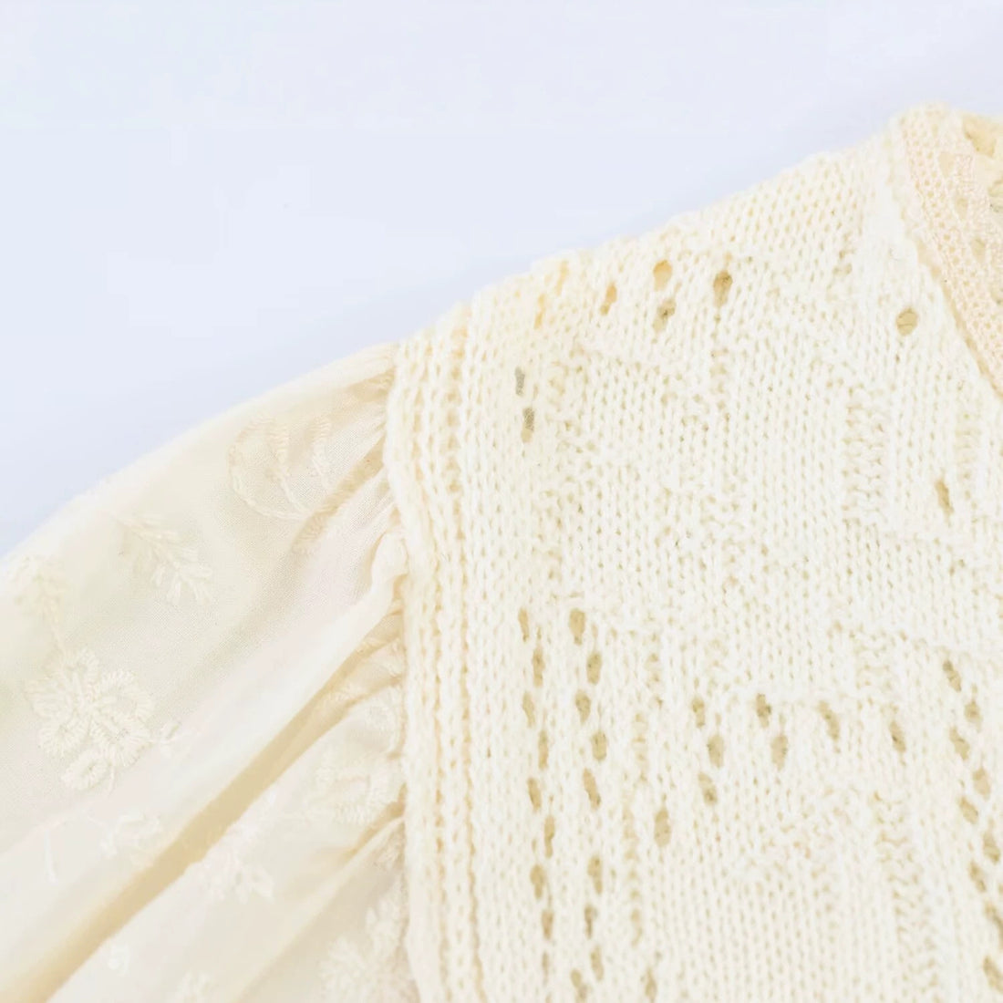 Damen Strickbluse mit Knopfreihe, Spitzenmanschetten und Volant‑Peplum Echoarchiv