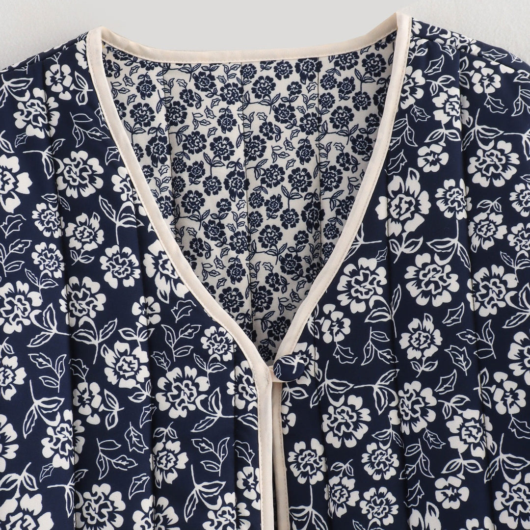 Damen gesteppte Jacke mit floralem Allover, V-Ausschnitt, Kontrastpaspel und aufgesetzten Taschen Echo Archiv