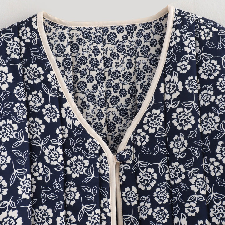 Damen gesteppte Jacke mit floralem Allover, V-Ausschnitt, Kontrastpaspel und aufgesetzten Taschen Echo Archiv
